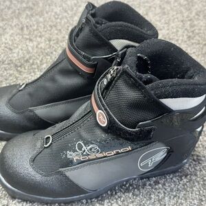Rossignol BCX5 cross country ski boots, Size 39, NNN BC bindings.